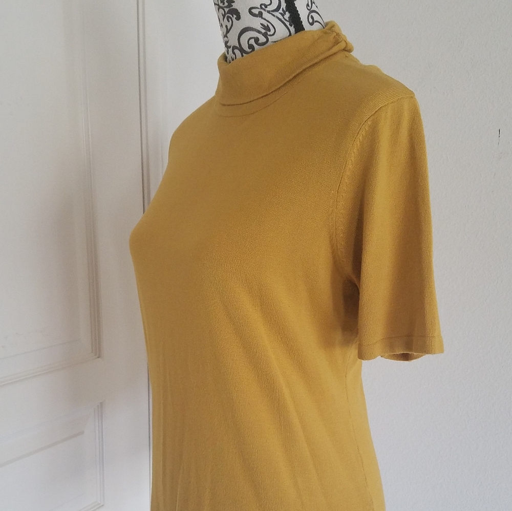 Yellow blouse. - Picture 2 of 5